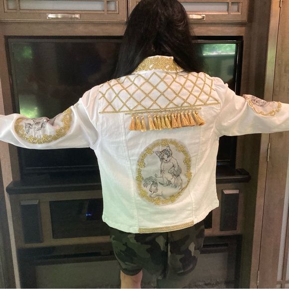 Baroque style White Jacket with Gold Embroidery - Picture 6 of 15